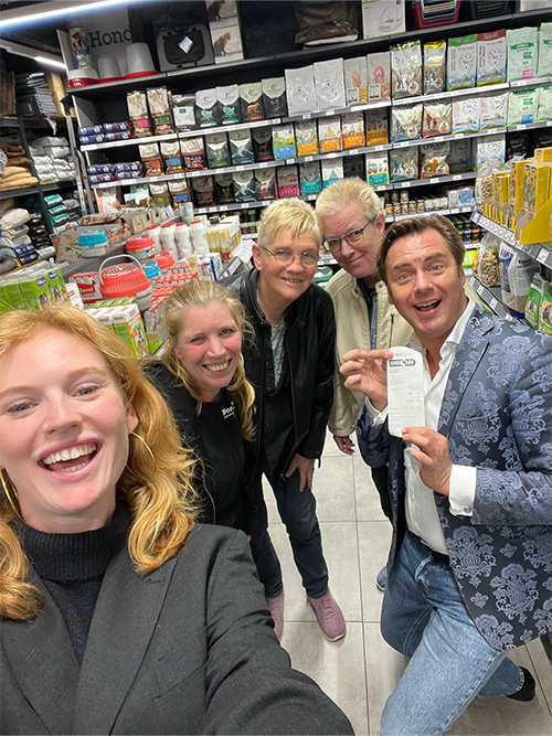 Martijn Martell verrast SurpriseShopper met het betalen van hun aankoop