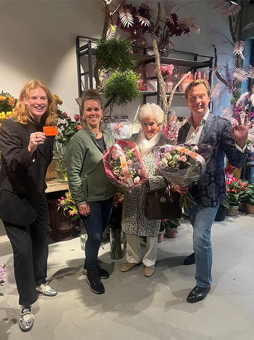 Martijn Martell verrast SurpriseShopper met het betalen van hun aankoop